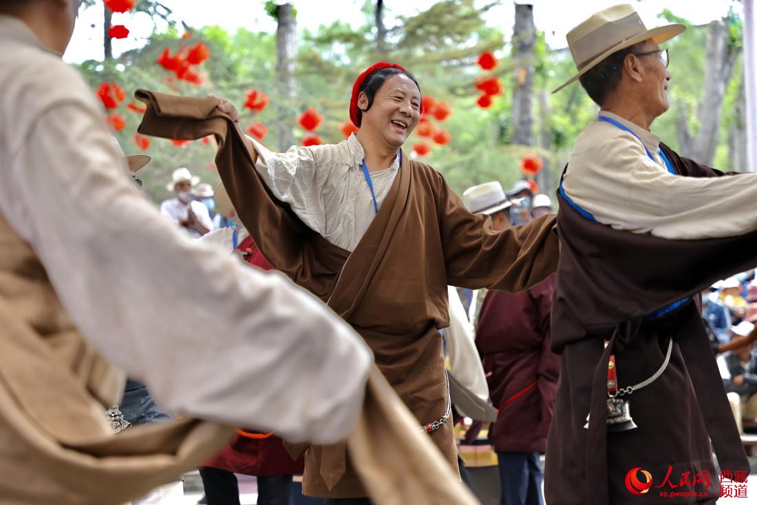 拉薩市民在宗角祿康公園跳鍋莊舞。人民網(wǎng) 次仁羅布攝