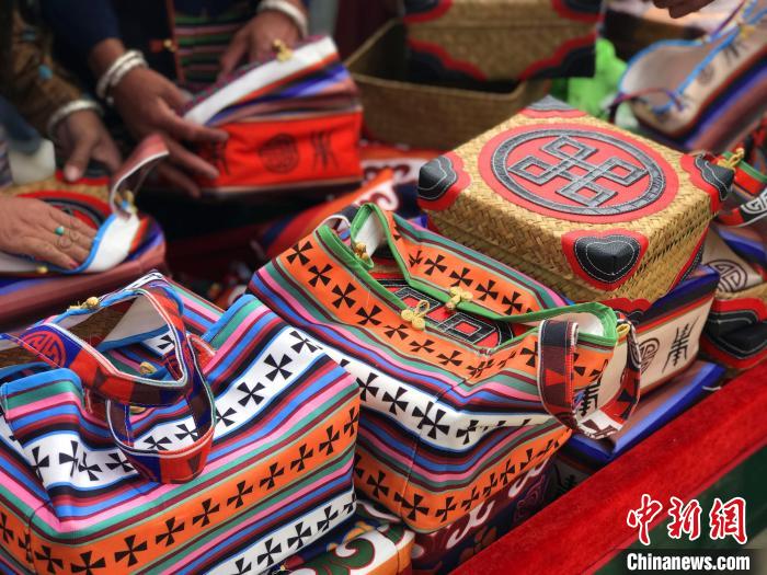 圖為打隆物交會(huì)上售賣的民族手工藝品?！∪轿木?攝
