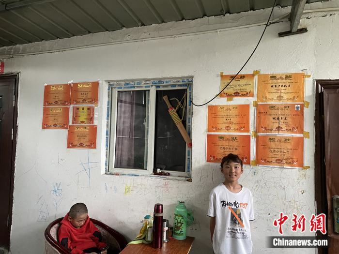 周勁名的大女兒和她獲得的獎(jiǎng)狀。彭寧鈴 攝