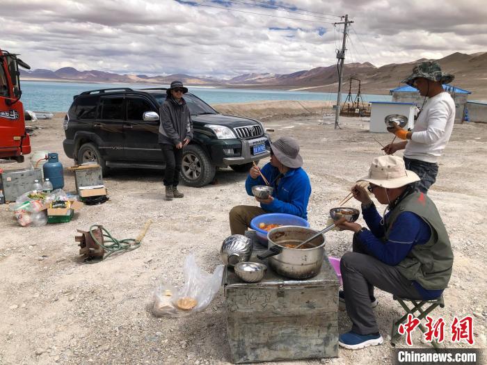 在“世界屋脊”上作業(yè)，中國科考隊員衣、食、住、行有何特色？