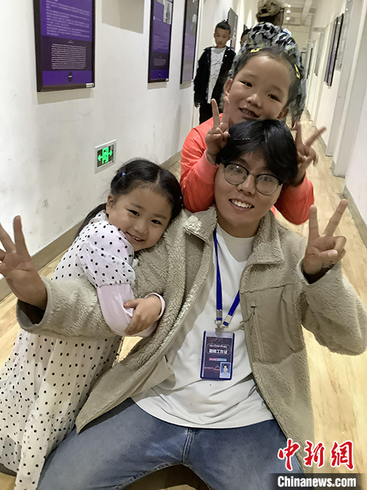 “Z世代”旦真旺加認(rèn)為，拉薩是一座開放與包容的城市，記憶中的拉薩是彩色的。2021年，旦真旺加從浙江大學(xué)漢語言文學(xué)專業(yè)畢業(yè)后，他選擇回到拉薩，成為一名漢語文實(shí)習(xí)助教。圖為8月4日，旦真旺加在課間陪學(xué)生玩耍。 <a target='_blank' ><p  align=