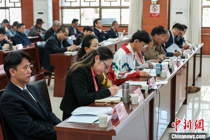 圖為8月10日座談會現(xiàn)場，左一為歸國定居藏胞晉美次旦?！〗w波 攝