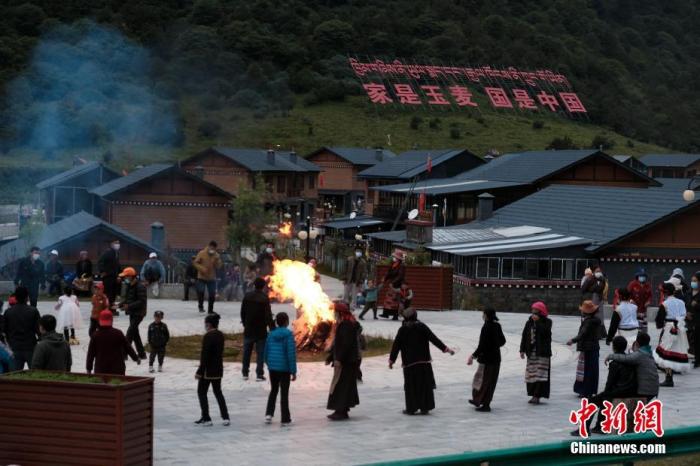圖為8月5日，玉麥鄉(xiāng)民眾在鄉(xiāng)里跳鍋莊舞，從前的“三人鄉(xiāng)”熱鬧起來了。 <a target='_blank' ></p><p  align=