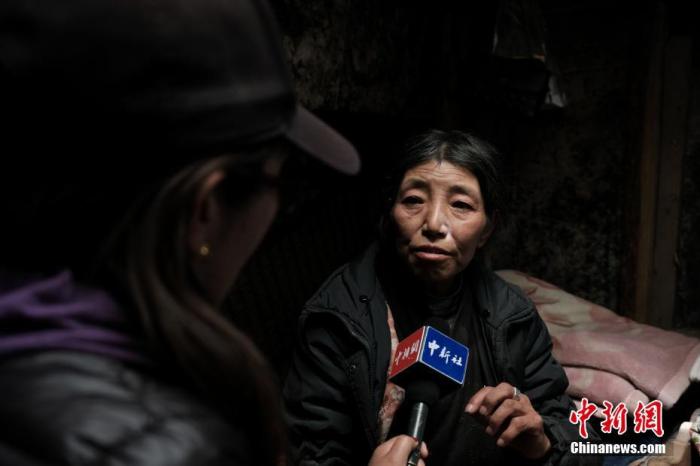 圖為8月6日，卓嘎在牧場小屋內(nèi)接受<a target='_blank' ></p><p  align=