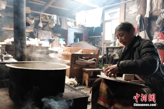 圖為8月6日，60歲的卓嘎在玉麥鄉(xiāng)牧場放牧點(diǎn)制作奶渣。 <a target='_blank' ></p><p  align=