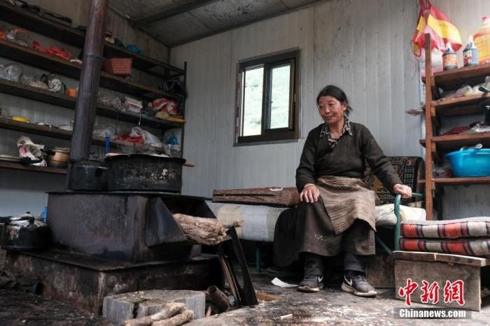 圖為8月6日，“玉麥姐妹”央宗在自家牧場放牧點(diǎn)的小屋里，她傳承了父親的生活習(xí)慣，喜歡待在牧場。 <a target='_blank' ></p><p  align=