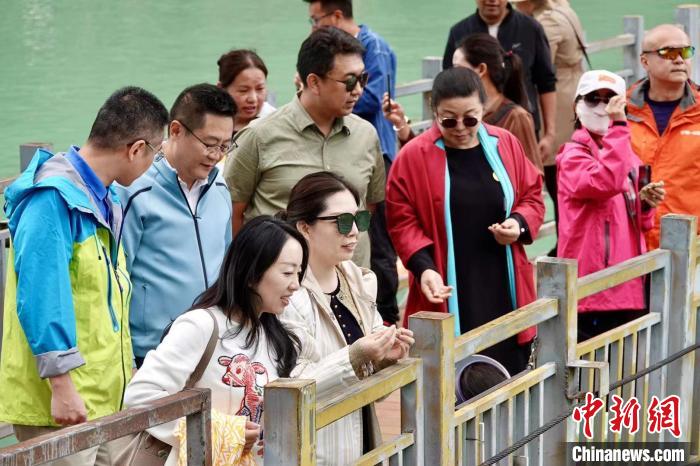 全國新的社會階層人士服務團考察林芝巴河鎮(zhèn)生態(tài)保護項目。　尼瑪?shù)┰龉﹫D