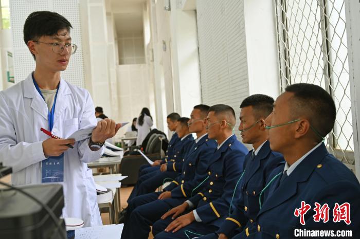 圖為研究團(tuán)隊成員登記消防員信息。　趙朗 攝