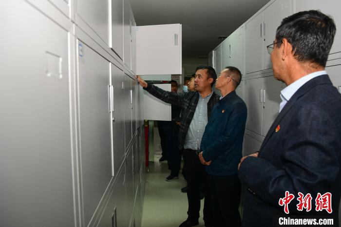圖為參加西藏三大重點文物保護維修工程檔案移交進館儀式人員參觀拉薩市檔案館?！∝暩聛硭?攝