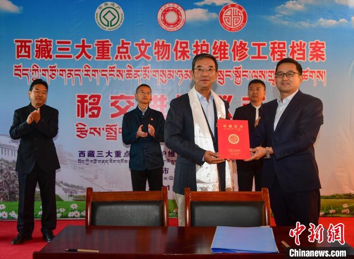 圖為西藏三大重點文物保護維修工程檔案移交進館儀式現(xiàn)場?！∝暩聛硭?攝