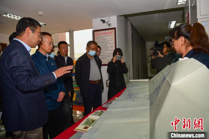 圖為參加西藏三大重點文物保護維修工程檔案移交進館儀式人員參觀布達拉宮手繪圖紙?！∝暩聛硭?攝