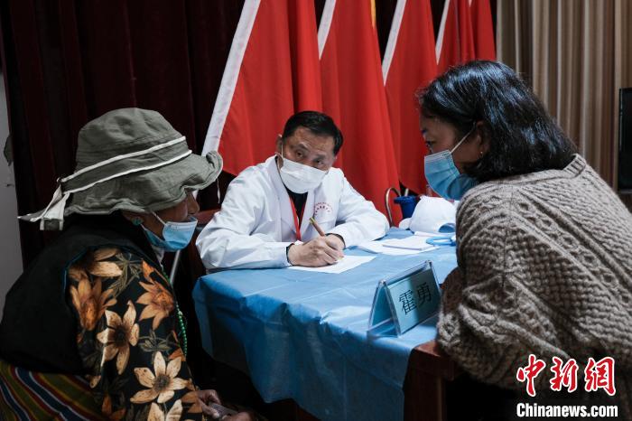北京大學第一醫(yī)院教授、主任醫(yī)師霍勇在義診現(xiàn)場接診?！〗w波 攝