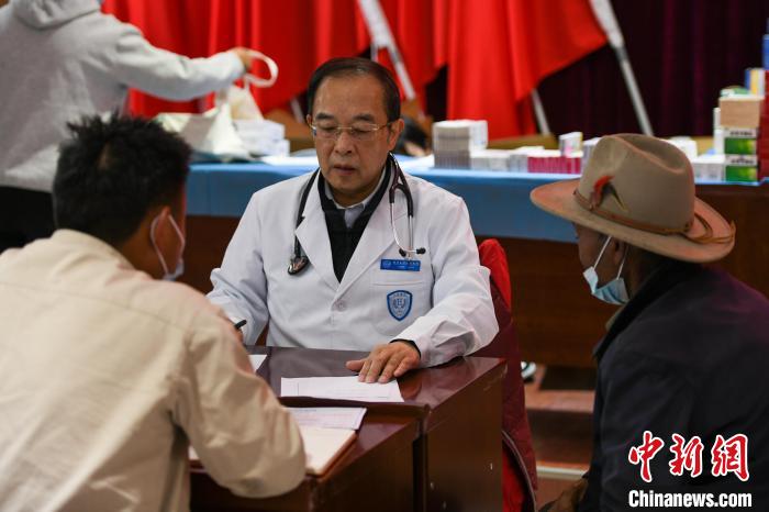 北京大學人民醫(yī)院心臟中心副主任、博士生導師王偉民為農(nóng)牧民問診?！〗w波 攝
