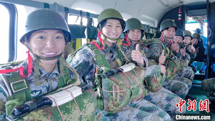 圖為女兵們在直升機(jī)上準(zhǔn)備跳傘?！⊥跏鰱| 攝