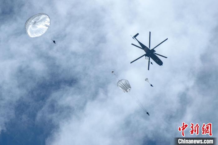 圖為傘降女兵在空中開傘。　王述東 攝