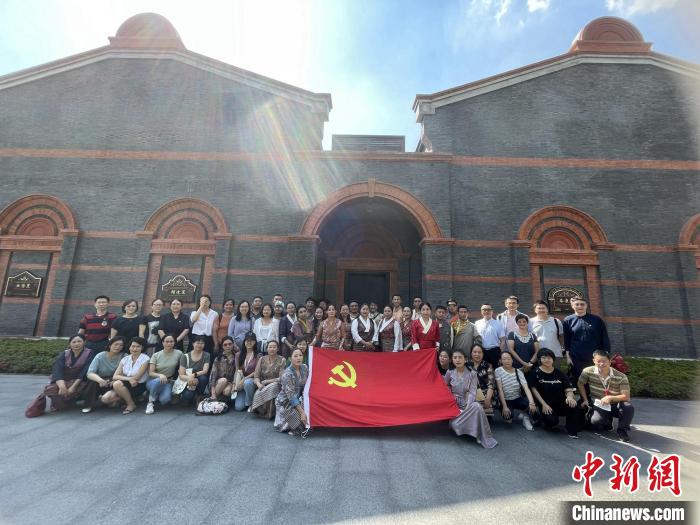 參觀中共一大、二大會(huì)址，學(xué)員們回顧了中國共產(chǎn)黨百年大黨的革命歷程?！∪A東師大供圖