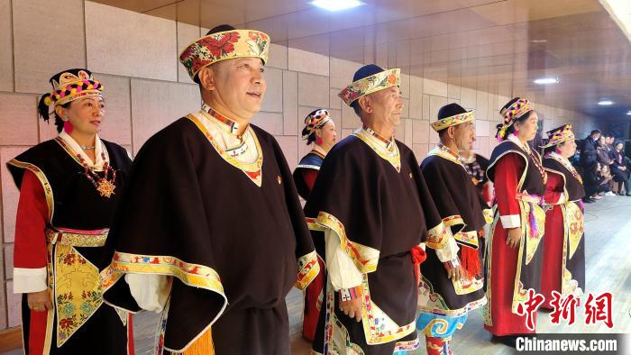 圖為西藏老年舞蹈隊(duì)在后臺(tái)準(zhǔn)備上場(chǎng)。　貢桑拉姆 攝