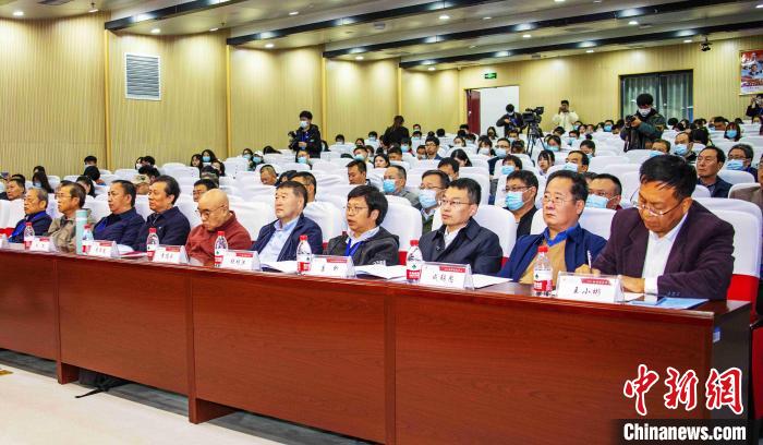 圖為與會(huì)專家學(xué)者聽會(huì)?！钪覍?攝