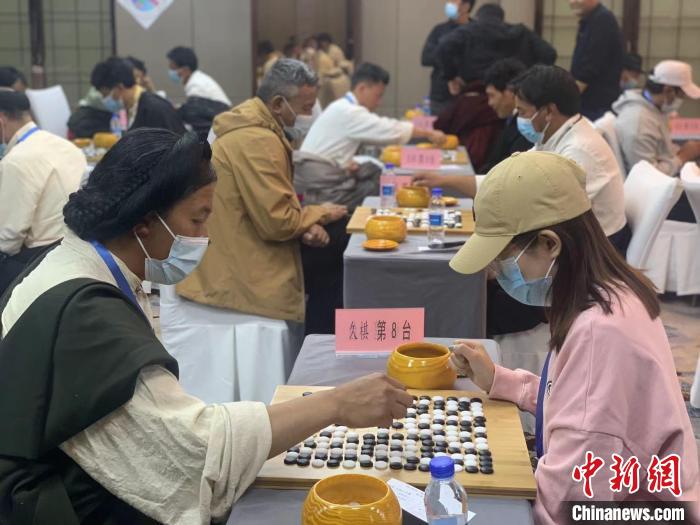 圖為參賽選手正在進(jìn)行藏棋對弈。　謝牧 攝
