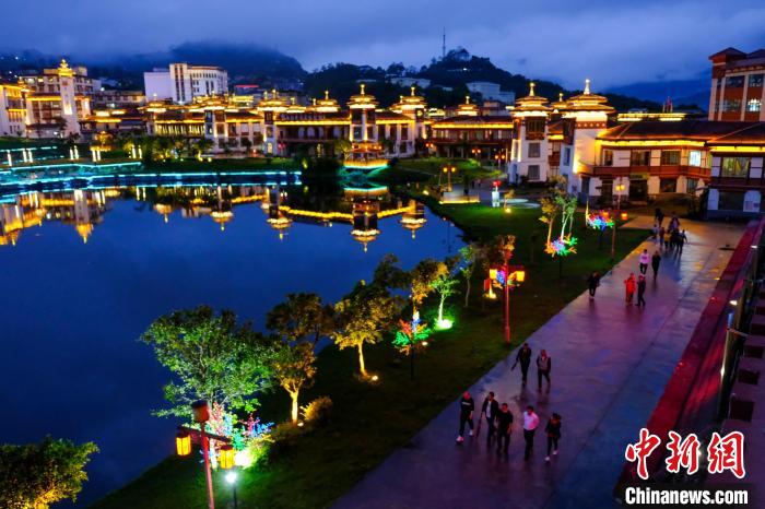 圖為2021年5月18日，西藏自治區(qū)墨脫縣城入夜，昔日的“高原孤島”如今面貌一新。　江飛波 攝