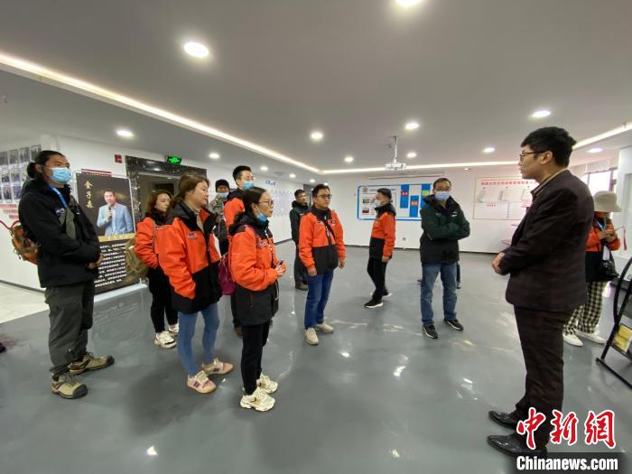 圖為2021瀾湄萬(wàn)里行中外媒體在昌都新區(qū)采訪?！±罱瓕?攝