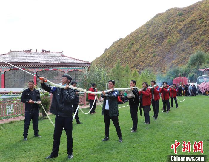 圖為護(hù)林員體驗(yàn)架設(shè)水泵?！〔际猩窒乐ш?duì) 供圖