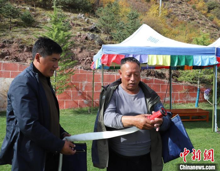圖為護(hù)林員操作體驗(yàn)滅火裝備?！〔际猩窒乐ш?duì) 供圖