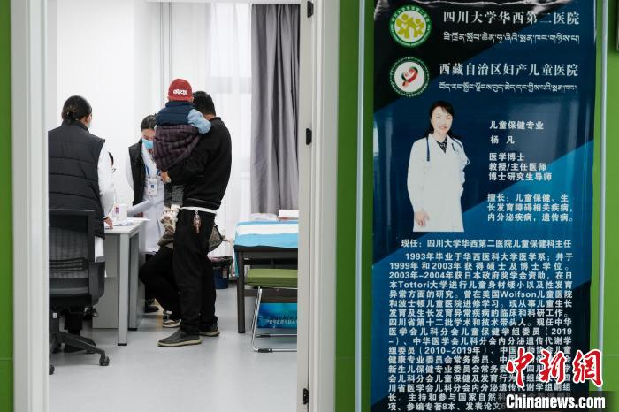 圖為四川大學(xué)華西第二醫(yī)院專家接診?！〗w波 攝