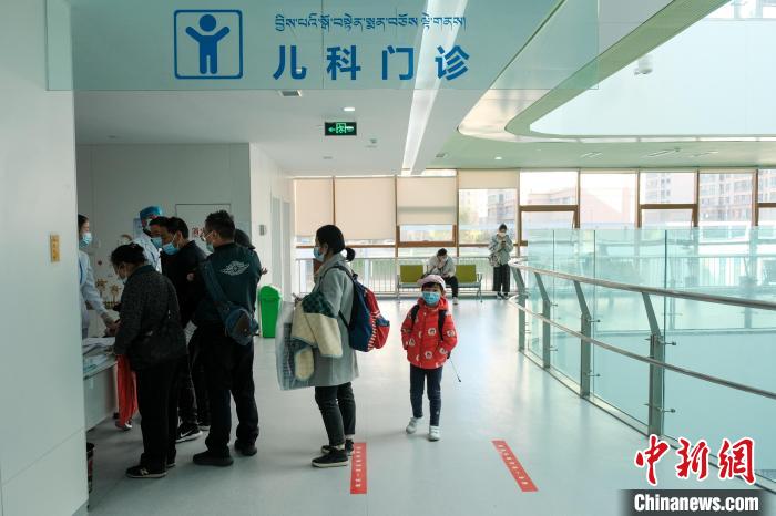 圖為兒科義診接診現(xiàn)場。　江飛波 攝