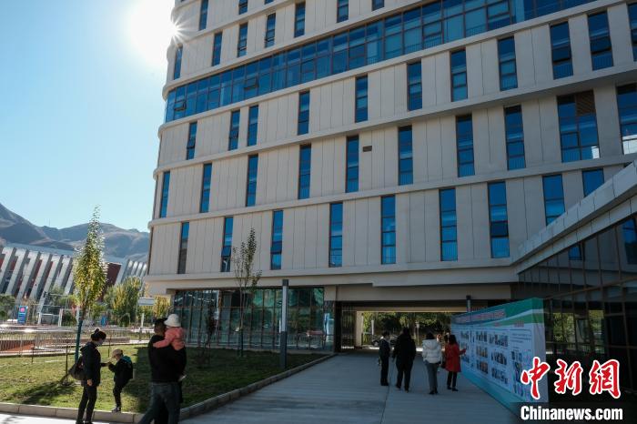 因疫情防控需要，此次義診活動進行了人數(shù)限定。圖為西藏民眾帶著孩子到醫(yī)院就診?！〗w波 攝