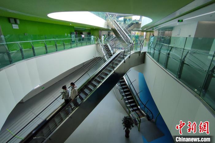圖為西藏自治區(qū)婦產(chǎn)兒童醫(yī)院內(nèi)景?！〗w波 攝