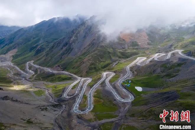 資料圖：航拍通往西藏隆子縣玉麥鄉(xiāng)的盤山公路。　江飛波 攝