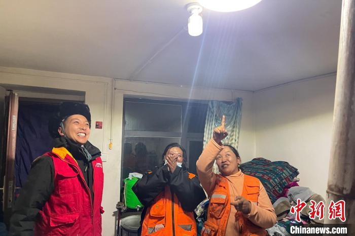 青藏公路109道班接入大網(wǎng)電?！?閆昱翰 　攝