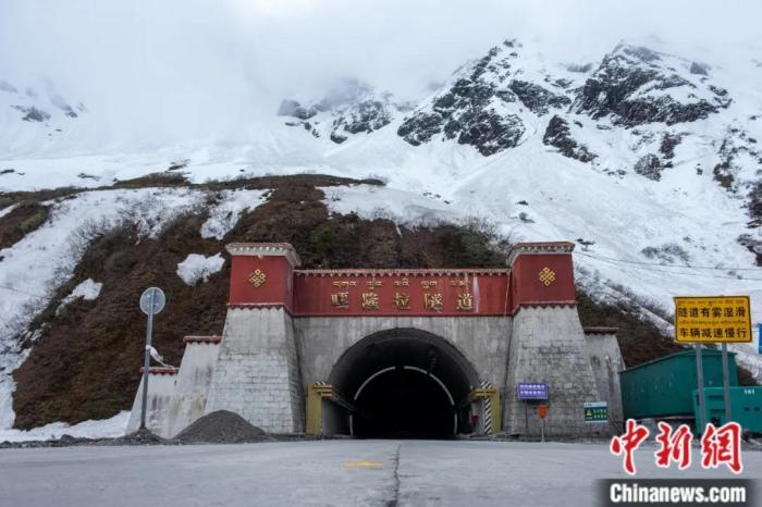 墨脫公路控制性工程——嘎隆拉隧道。上方為嘎隆拉雪山，曾是進入墨脫最大的“攔路虎”。