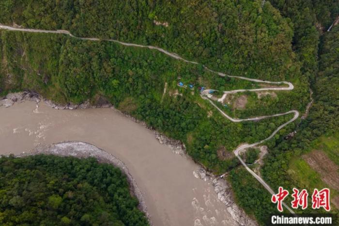 雅魯藏布江一側的墨脫公路。