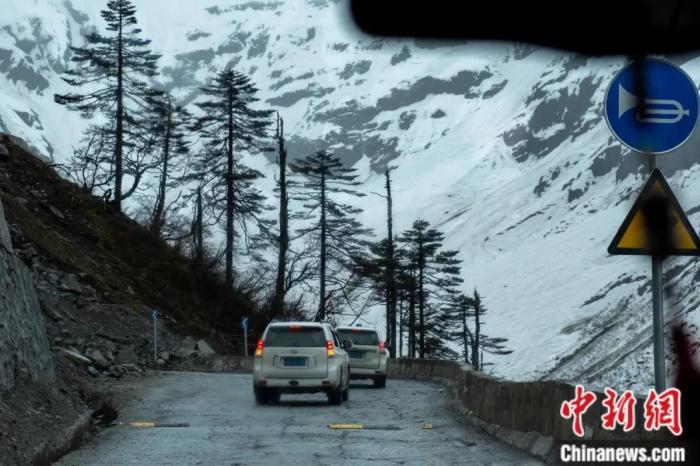 圖為墨脫公路沿線的雪景風光。