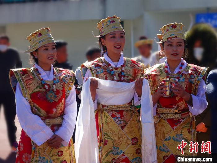 圖為身著節(jié)日盛裝的藏族姑娘?！∪轿木?攝