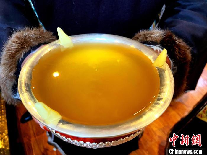 圖為青稞酒?！∪轿木?攝
