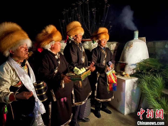 圖為除夕之夜進(jìn)行的驅(qū)鬼儀式?！∪轿木?攝