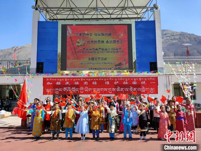 圖為加查縣安繞鎮(zhèn)小學(xué)各民族代表學(xué)生齊唱紅歌。　安繞鎮(zhèn)小學(xué)供圖
