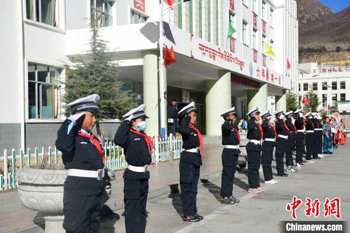 圖為加查縣安繞鎮(zhèn)小學(xué)學(xué)生爭(zhēng)當(dāng)“小交警”體驗(yàn)交警工作?！∝暩聛?lái)松 攝