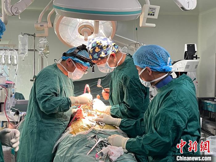 圖為在北京援藏醫(yī)療隊(duì)專家指導(dǎo)下，多項(xiàng)新技術(shù)使用到脊柱疾病的手術(shù)中。(資料圖) 拉薩市人民醫(yī)院脊柱外科供圖