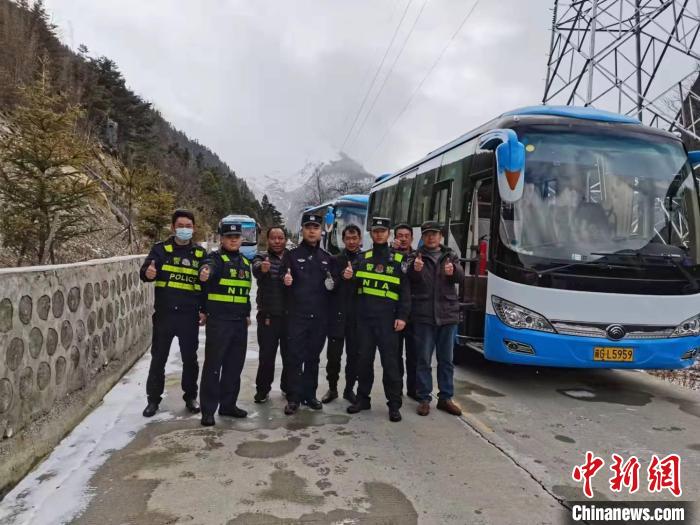 救援成功后，司機(jī)們與邊境派出所民警合影?！±罱ǚ?攝