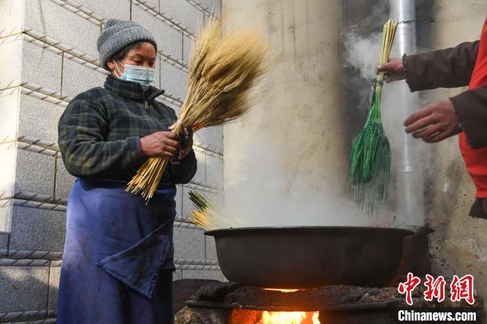 圖為拉薩手藝人制作年貨“羅薩梅朵”?！∝暩聛硭?攝