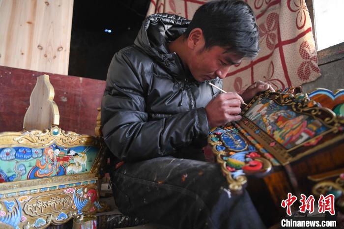 圖為拉薩手藝人制作年貨“切瑪盒”?！∝暩聛硭?攝
