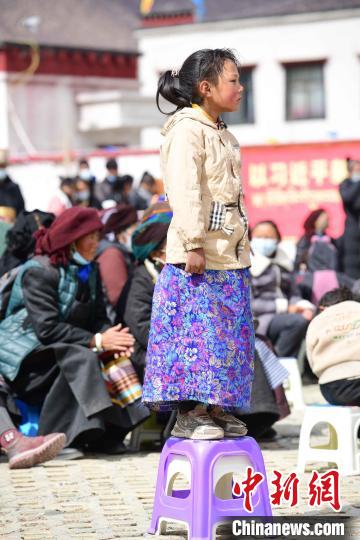 圖為觀看節(jié)目的小女孩?！∝暩聛?lái)松 攝