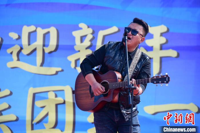 圖為文藝匯演現(xiàn)場(chǎng)。　貢嘎來(lái)松 攝