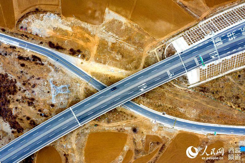 拉林高等級公路。徐馭堯攝