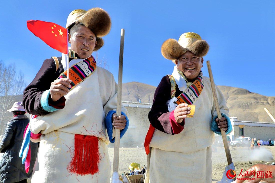 互敬青稞酒，祈福一年的豐收。人民網(wǎng) 次仁羅布攝