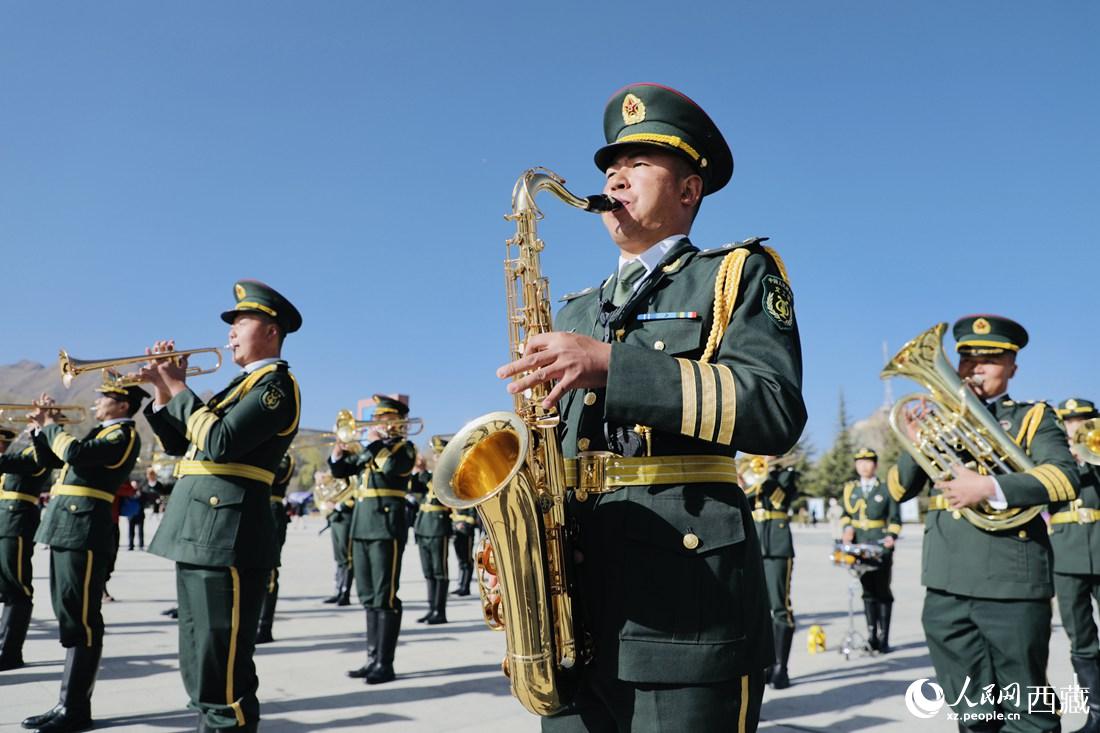 軍區(qū)文工團奏響國歌。人民網(wǎng) 次仁羅布攝